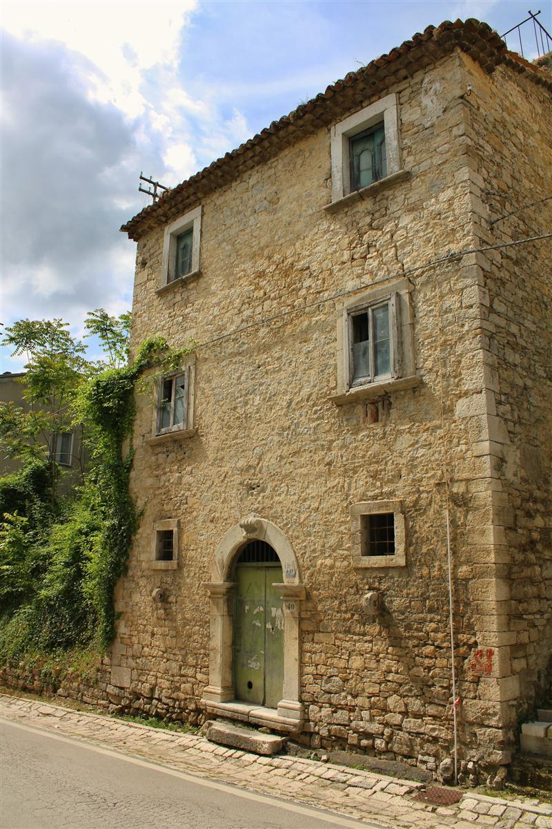 Facciata di un edificio storico in muratura