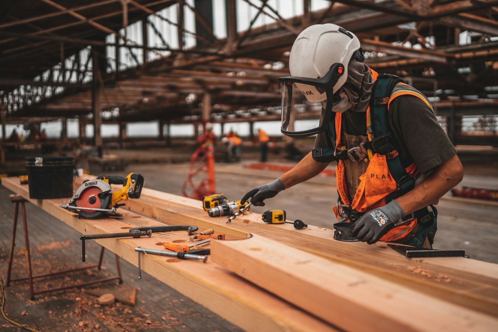 Tecnico al lavoro con attrezzatura per iniezioni nel terreno